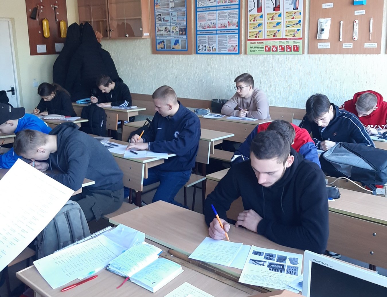 Старшокласники проєктують підставку для кохонних ножів